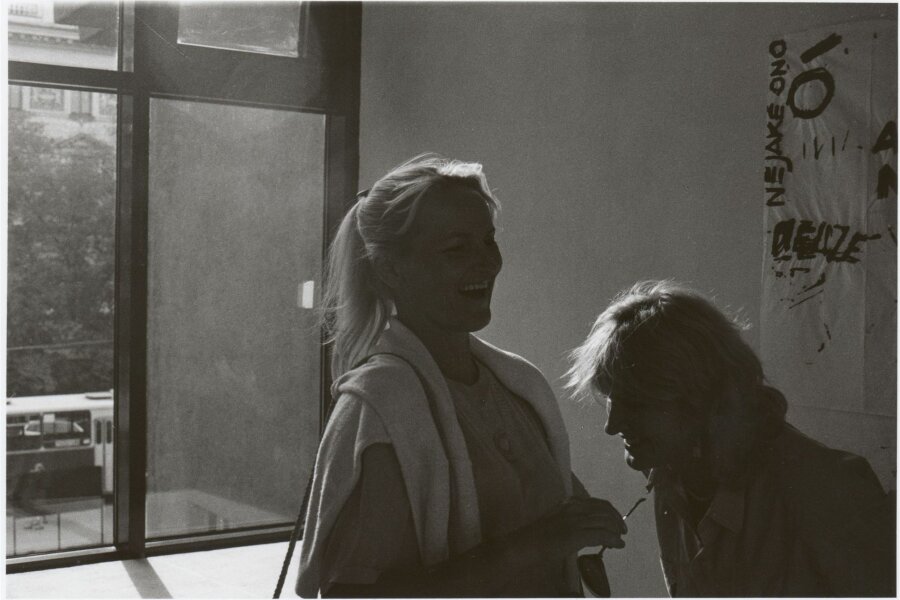 Blanka Šperlová, Irena Armutidisová na fotografii z autorské rekonstrukce Osmihodinové výstavy z roku 1970 Dalibora Chatrného, 1990, foto: Marie Kratochvílová